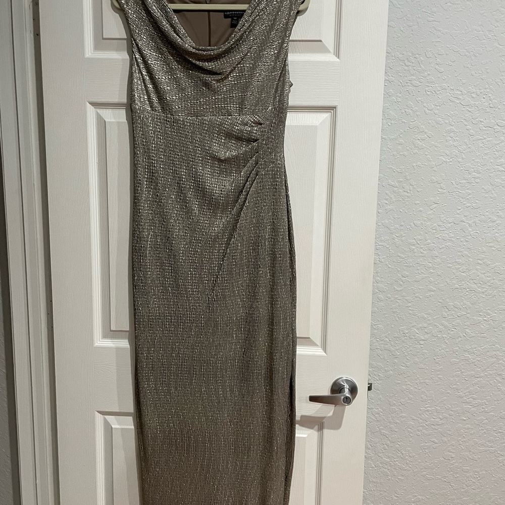 NWOT Nice dress for the Holidays! Fits nice